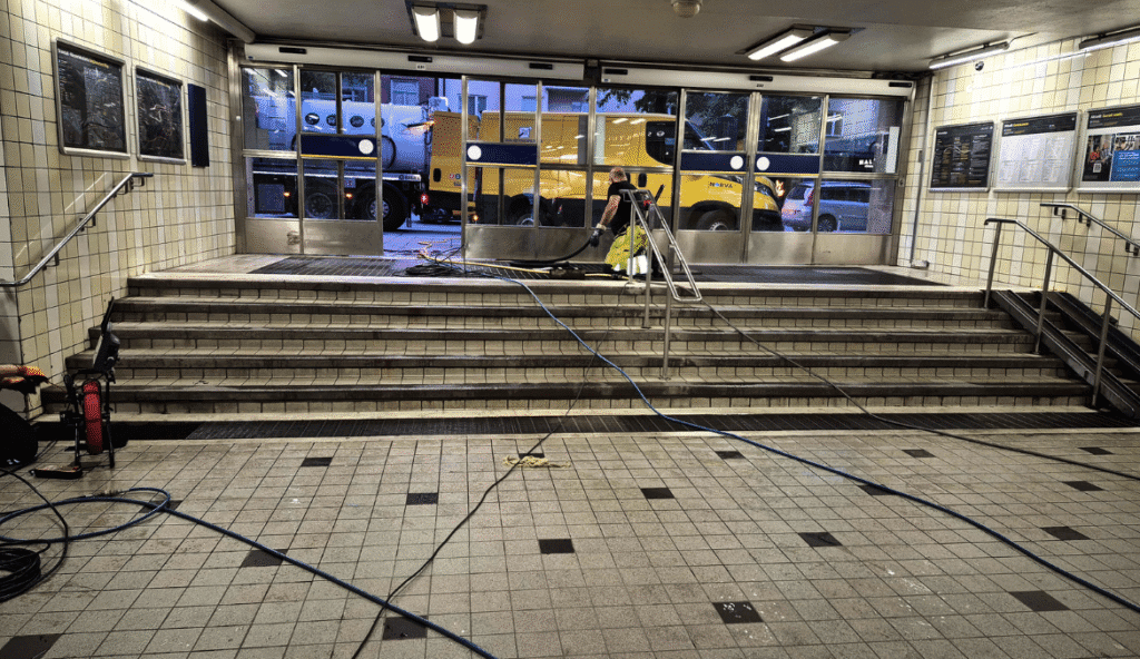 Solna Högtrycksspolning genomför omfattande underhållsarbete på Skanstulls tunnelbanestation
