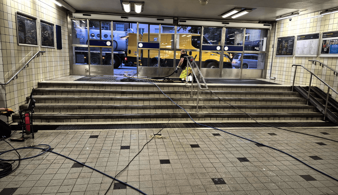 Solna Högtrycksspolning genomför omfattande underhållsarbete på Skanstulls tunnelbanestation