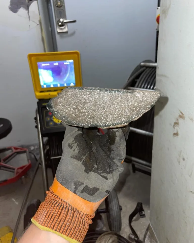 Fräsning av ledningar inför relining i Sollentuna