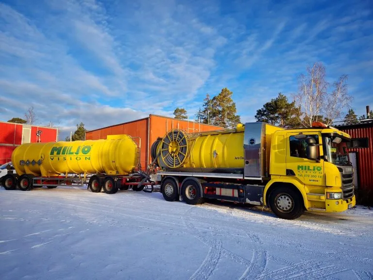 Veckovis tömning av slamlager i Djurö reningsverk