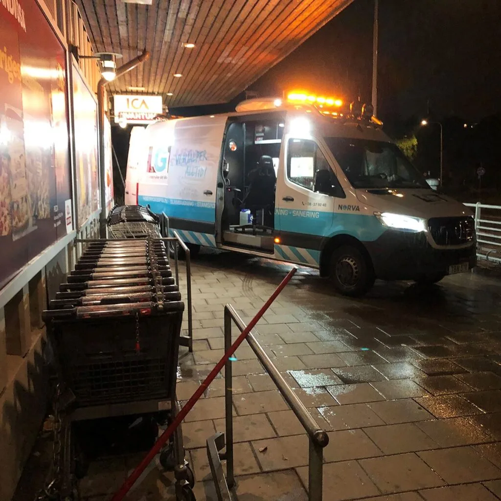 Nattarbete för dagvattenunderhåll vid butik